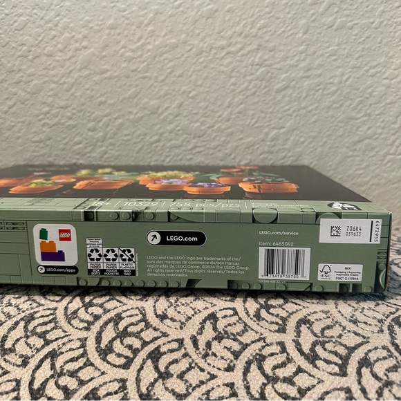 LEGO Botanical Collection Tiny Plants with Red and Green Accents - Picture 5 of 8